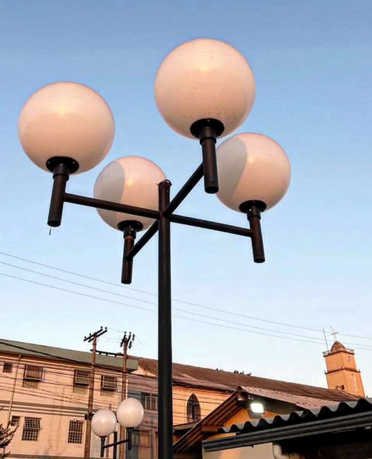 Luminárias e igreja no Bairro São Paulo